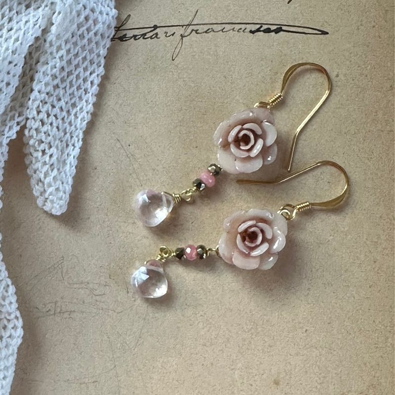 Orecchini con rosa in resina – versione petite
