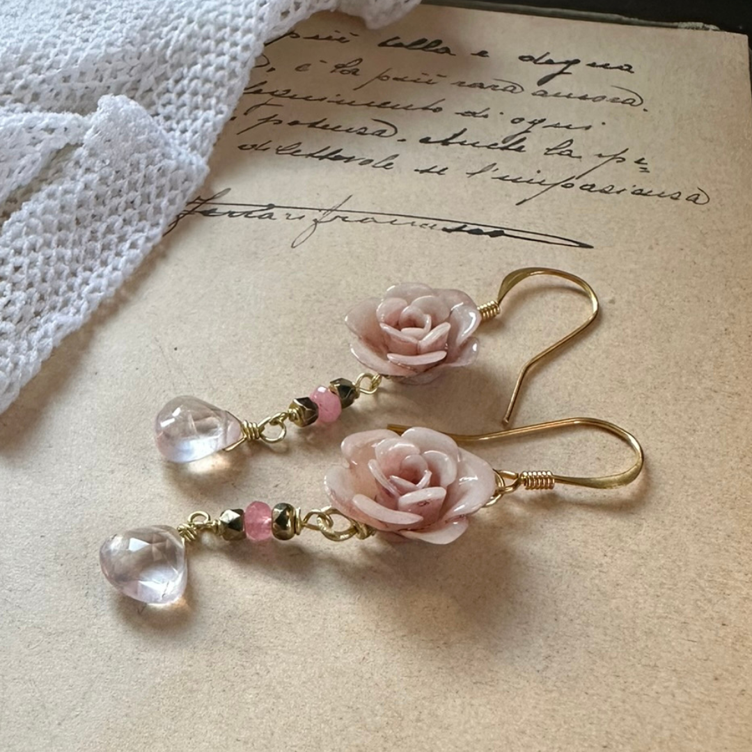 Orecchini con rosa in resina – versione petite