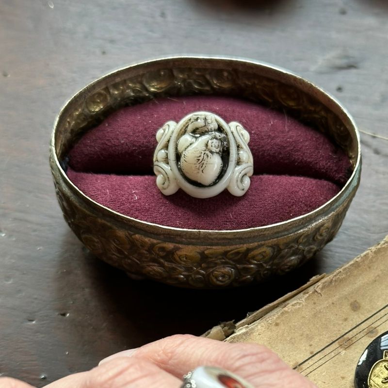 Anello Cuore Anatomico in Resina Anello Cuore Anatomico in Resina