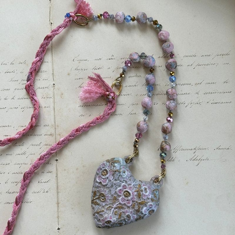 Cuore con pizzo Rosa vivo