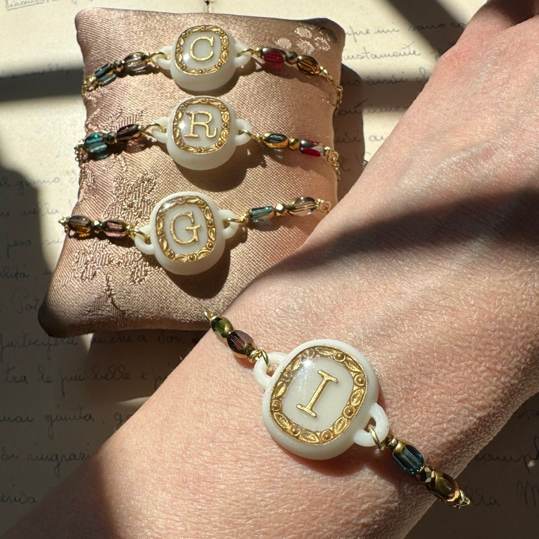 Bracciale con iniziale dorata