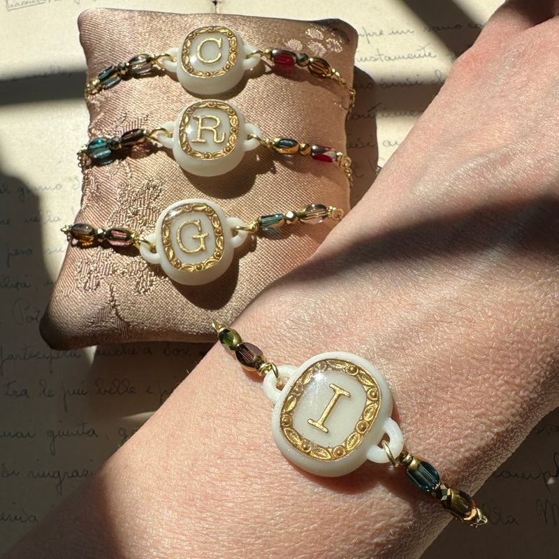Bracciale con iniziale dorata
