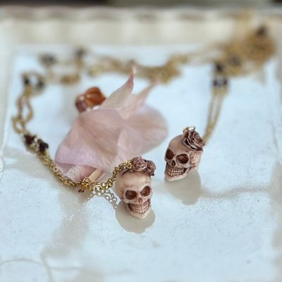 Collana con teschio e rose Collana con teschio e rose