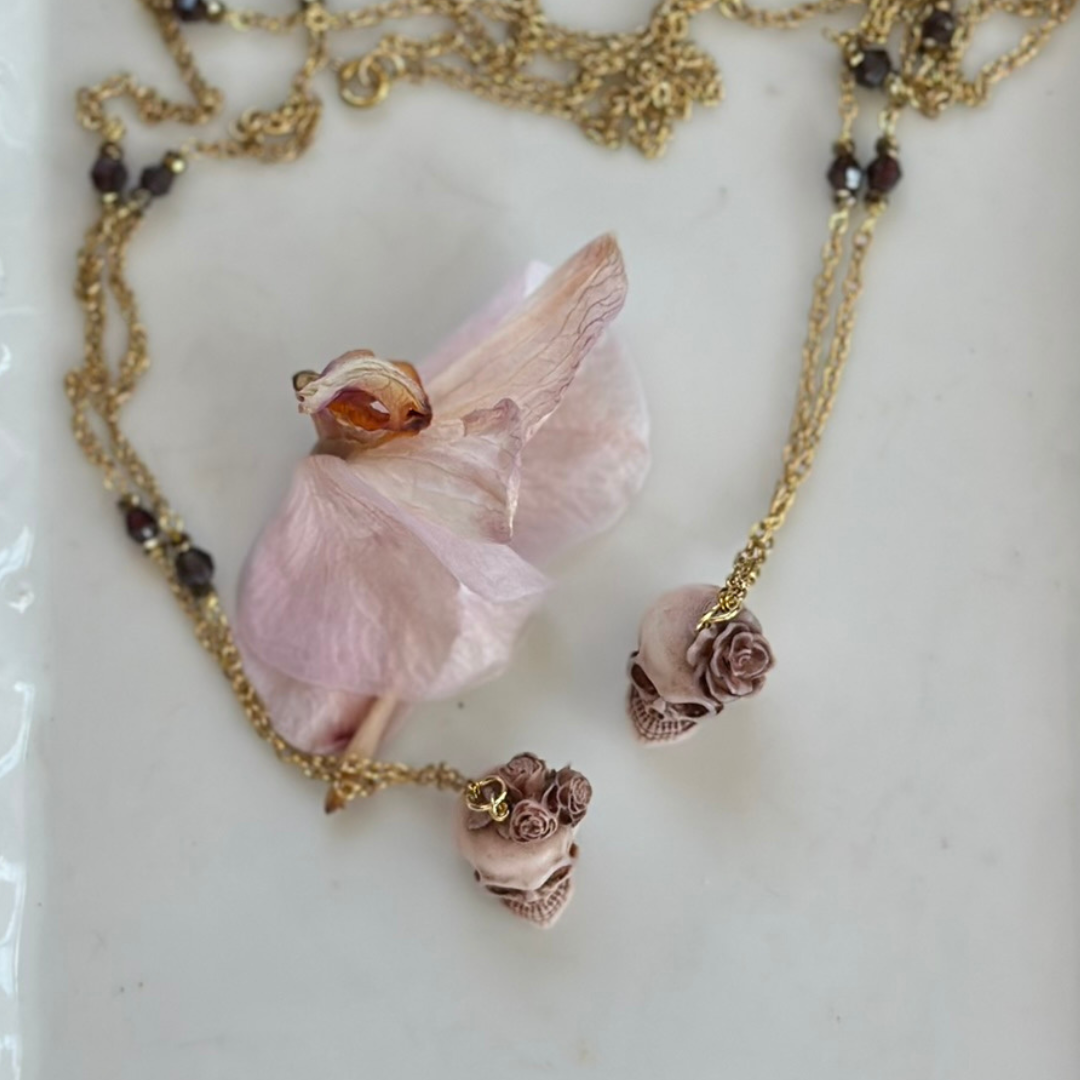 Collana con teschio e rose