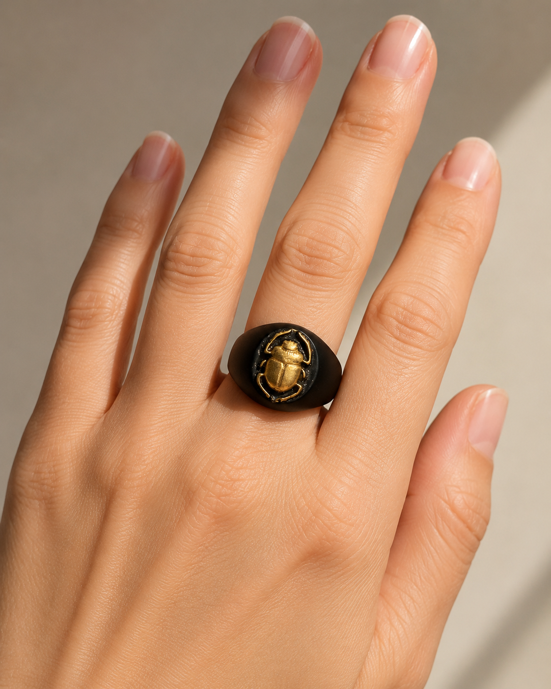 Chevalier Nero con Scarabeo oro