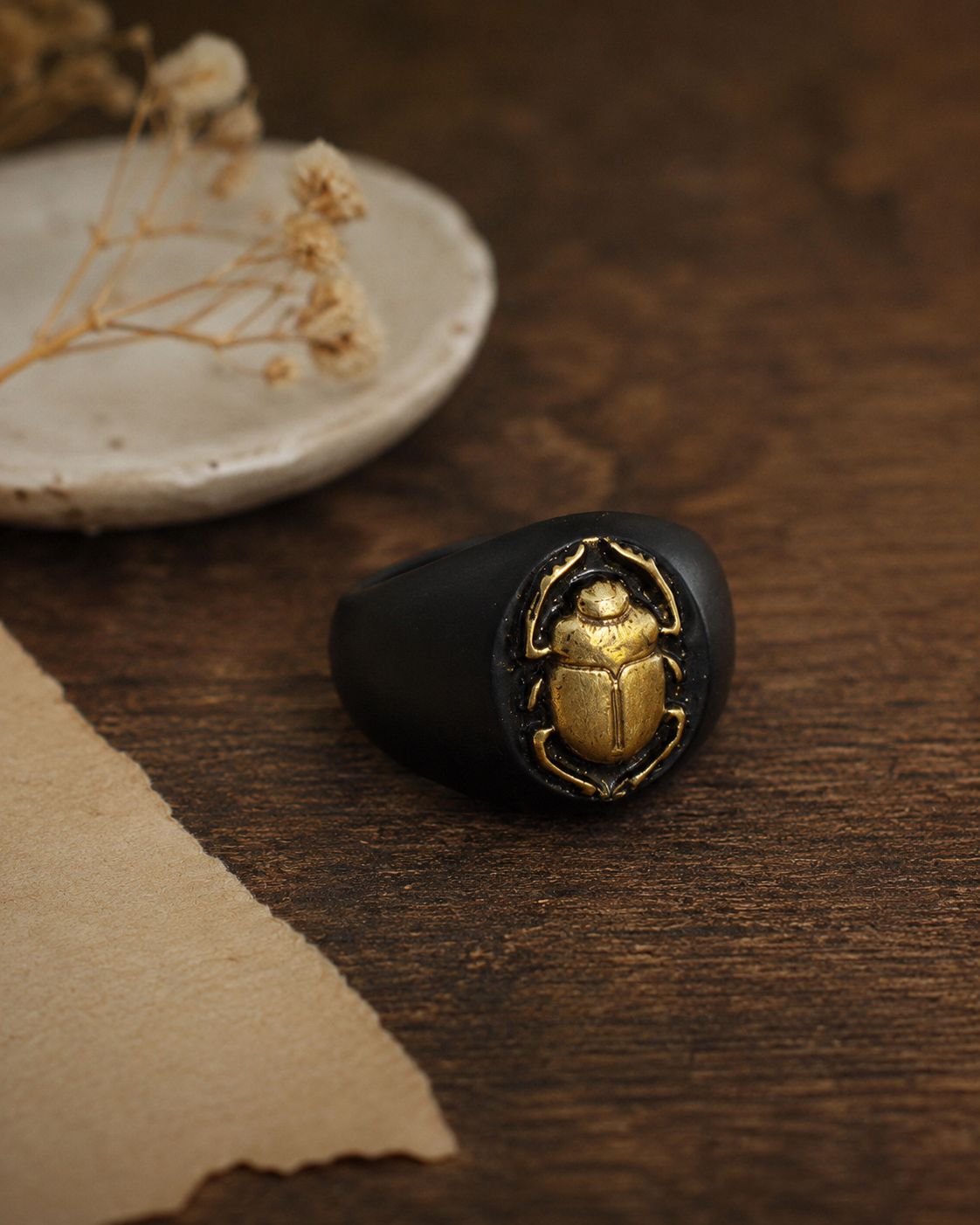 Chevalier Nero con Scarabeo oro