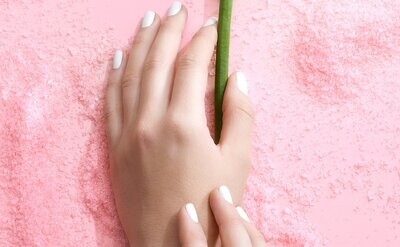 Carte cadeau pour un soin Jolies Mains avec Pose Vernis classique - 1H