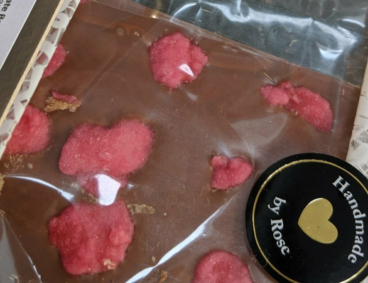 Milk Chocolate Bar with Crystalised Rose Petals (large)