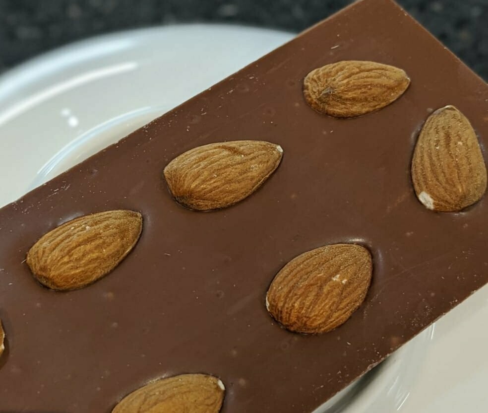 Milk Chocolate Bar with Almonds (large)