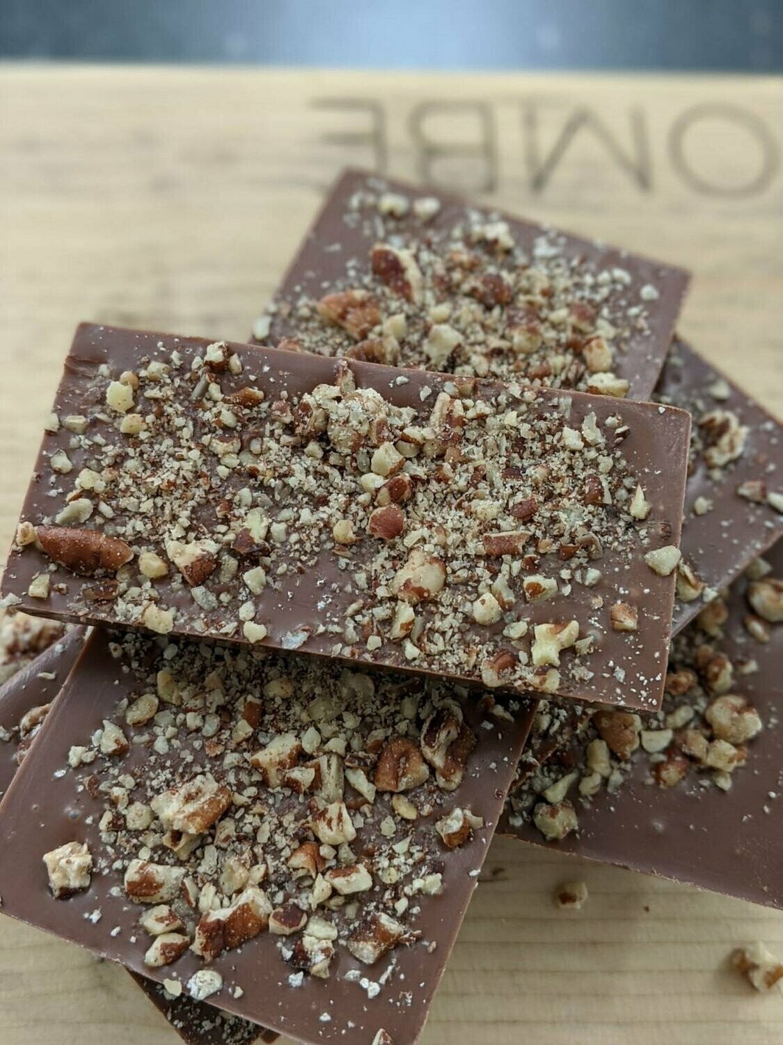 Milk Chocolate Bar with Toasted Pecan Pieces (large)