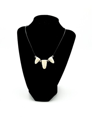 THREE TOOTH NECKLACE - MEDIUM