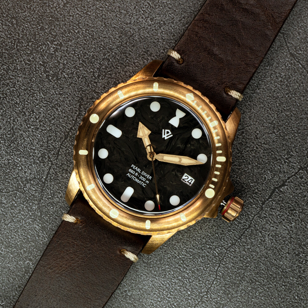 White Date NH35 Magpie Forged Carbon Bronze Pearl Diver 40 mm Old radium mixed lume