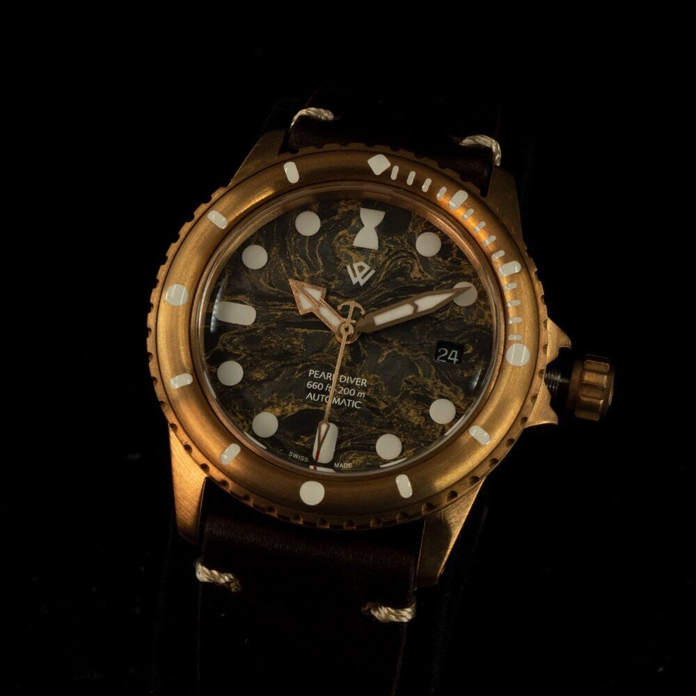 Swiss-Made Bronze PEARL DIVER — Phoenix (BGW9 Grade A ef, Date) – 40 mm, 200 m Bronze Pearl Diver with phoenix dial and black date on a brown leather strap
