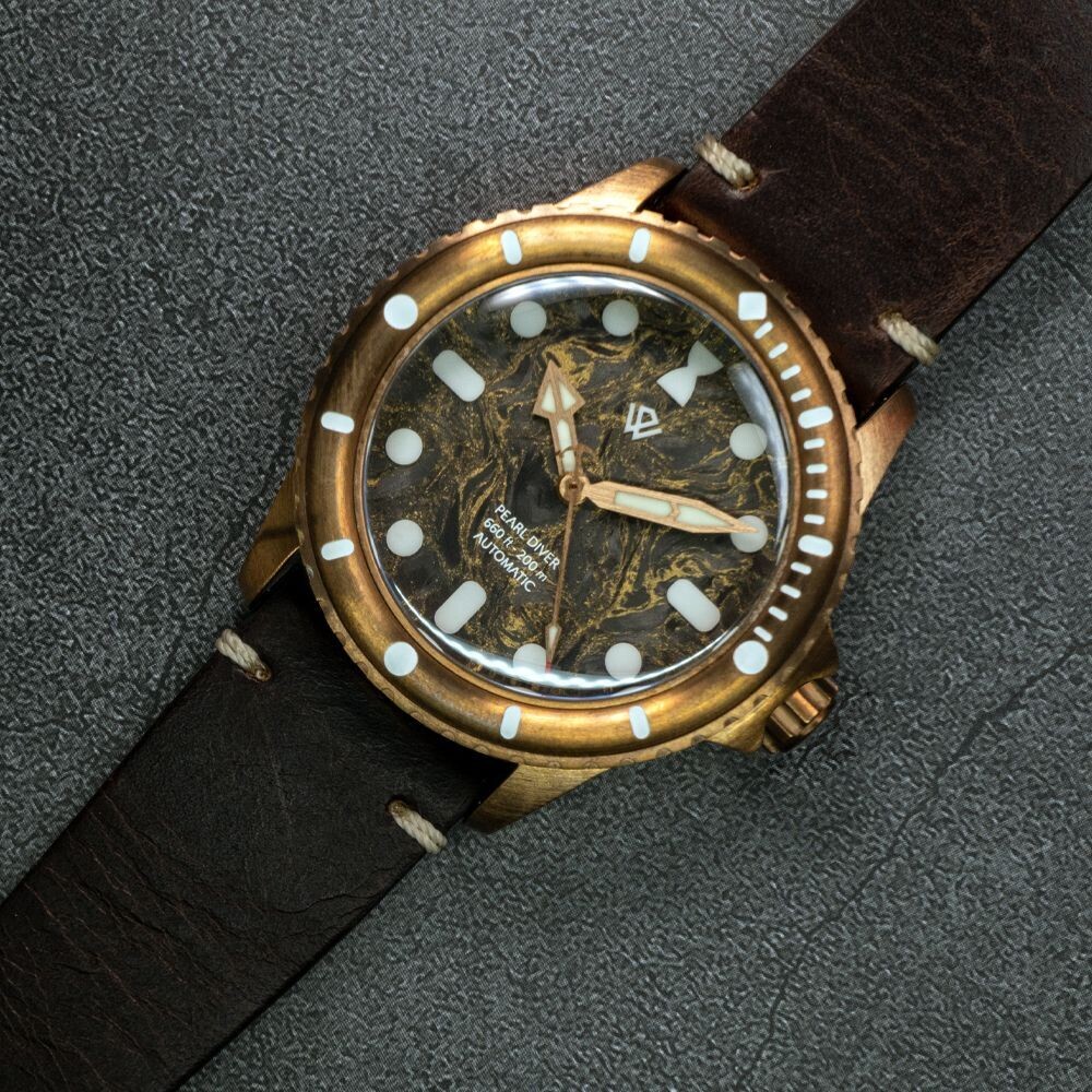 Swiss-Made Bronze PEARL DIVER — Phoenix (BGW9 Grade A ef, No-date) – 40 mm, 200 m Front view of the Swiss made bronze Pearl Diver no date phoenix dial and BGW-9