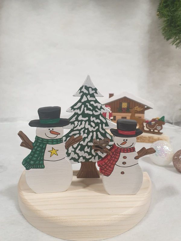 Miniature bonhomme de neige sapin enneigé