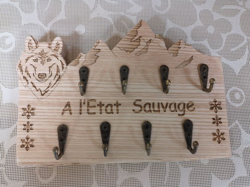 Accroche clefs  tête de loup et montagne