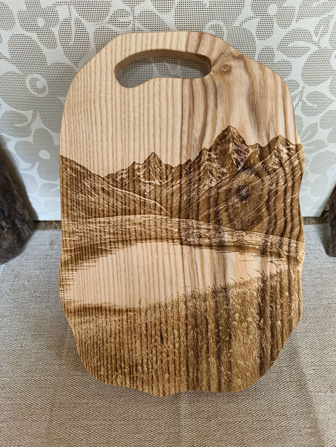 Planche à découper manche cœur thème lac, montagne