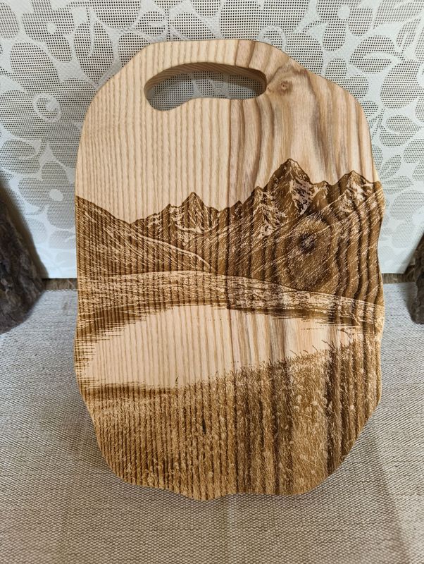 Planche à découper manche cœur thème lac, montagne