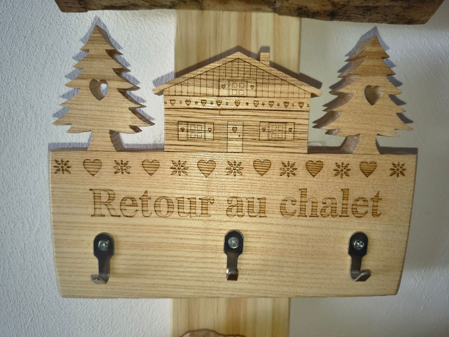 Accroche clefs ou torchons chalet et sapins Accroche clefs ou torchons chalet et sapins "retour au chalet"