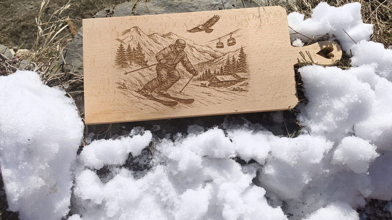 Grande planche à découper manche coeur gravure skieur