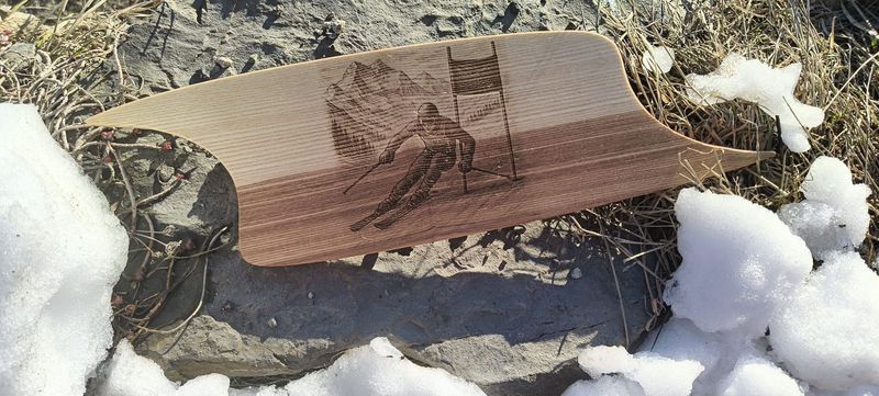 Planche gravé skieur