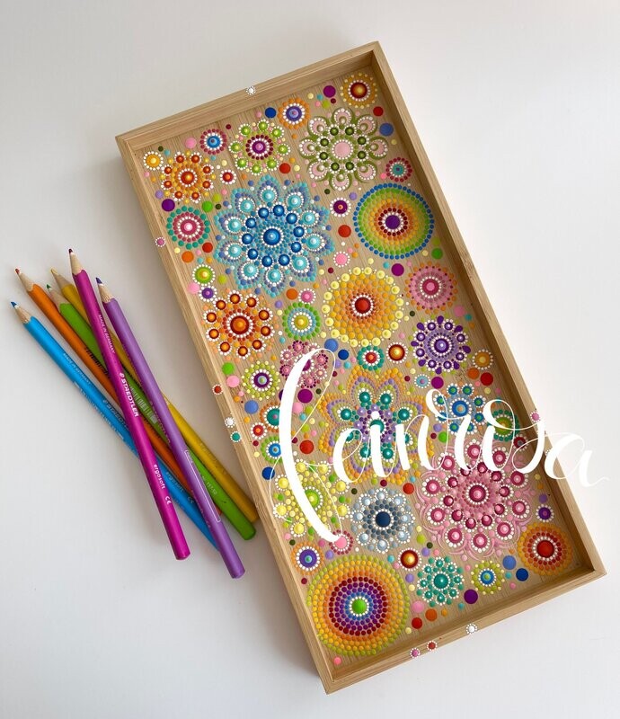 Handbemaltes Tablett im Stil Dot Painting Punktmalerei aus Holz, mit vielen bunten Mandalas aus Acrylfarben