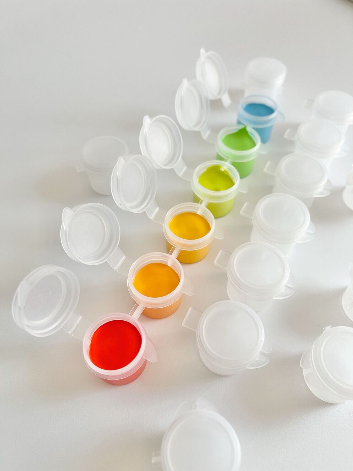 6 x 5 ml leere mini Kunststoff Dosen/Töpfchen, luftdichte Aufbewahrung für Acrylfarben, Dot-Painting, Punktmalerei, Steine bemalen