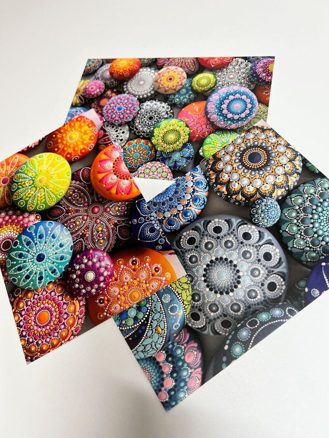 Postkarten Set Mandala-Steine Dot Art, drei Mandala-Kunst Grußkarten, handbemalte Steine im Dot-Painting-Stil, Künstlerin Feinrosa, Set 2