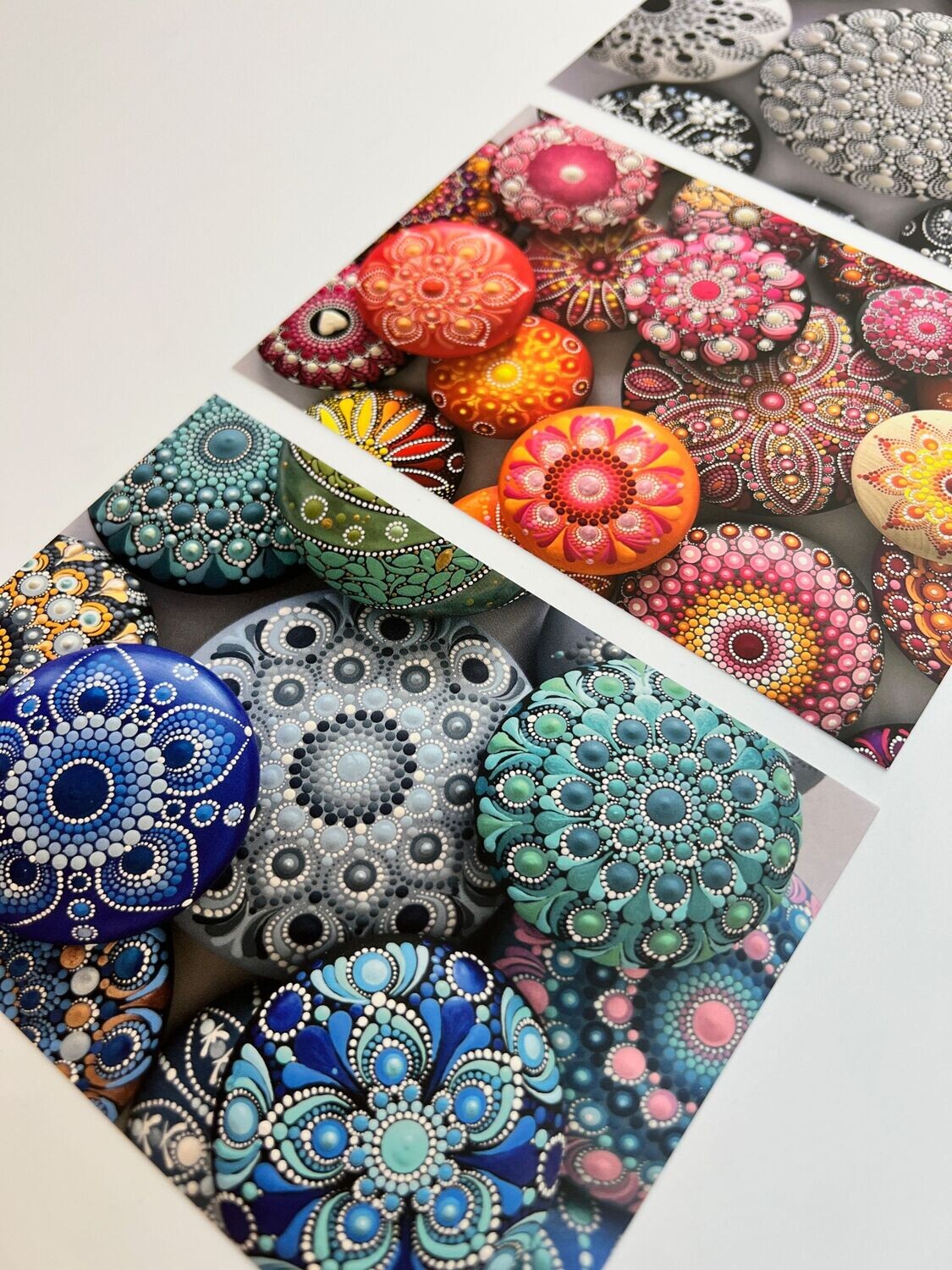Postkarten Set Mandala-Steine Dot Art, drei Mandala-Kunst Grußkarten, handbemalte Steine im Dot-Painting-Stil, Künstlerin Feinrosa, Set 1