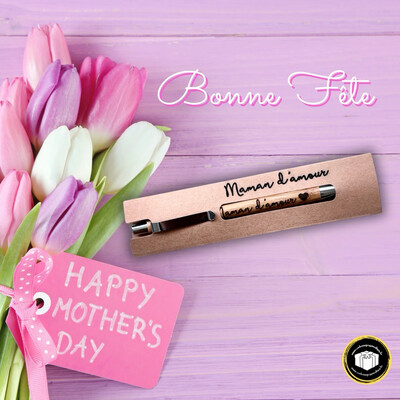 Stylo bambou et sa pochette le tout personnalisé avec le texte maman d&#39;amour pour la fête des mères