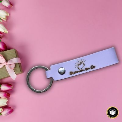 Porte-clés en cuir violet personnalisé avec le texte maman en or. Disponible avec une pochette personnalisée.