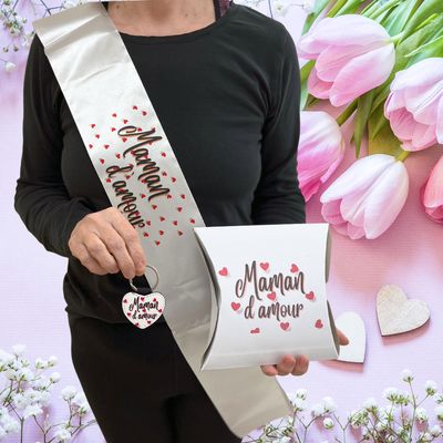 Box maman d'amour avec une écharpe de miss, un porte-clés le tout personnalisé.
