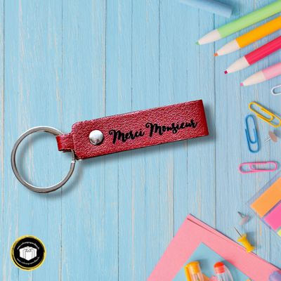 Porte-clés en cuir marron pour un cadeau de fin d'année scolaire personnalisé avec le texte merci monsieur. Vous pouvez aussi choisir d'indiquer uniquement votre texte.