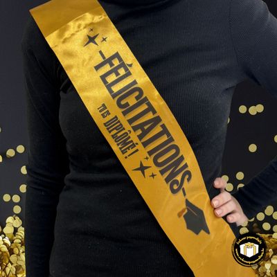 Best seller notre écharpe de Miss or pour une remise de diplôme personnalisable avec votre texte.