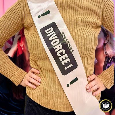 Echarpe de Miss pour fêter un divorce personnalisable avec votre texte.