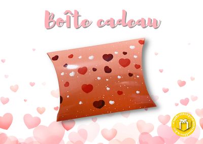 Boîte cadeau avec coeurs pour petit présent.