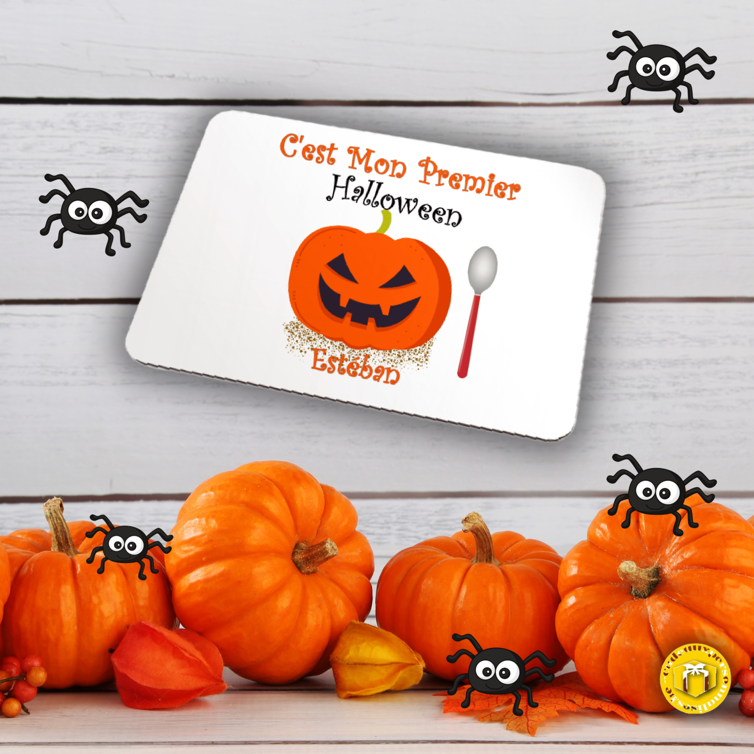 Set de table en MDF avec arrière en liège pour le premier Halloween des tous petits. Personnalisable avec un prénom.