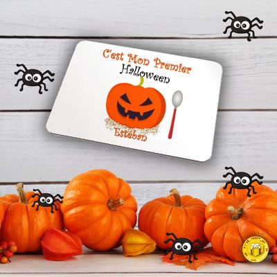 Set de table en MDF avec arrière en liège pour le premier Halloween des tous petits. Personnalisable avec un prénom.