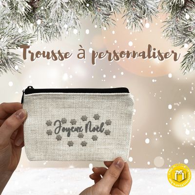 Trousse en tissu de très belle qualité avec une tirette noire sur le thème de Noël. A personnaliser avec votre texte.
