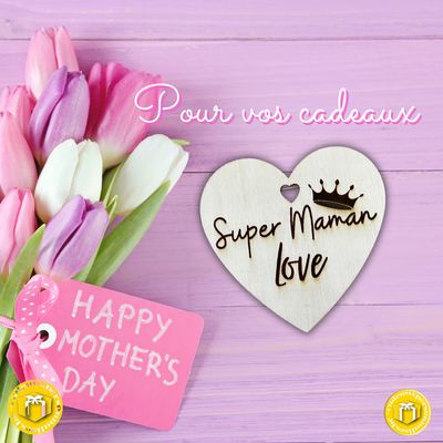 Etiquette en bois en forme de cœur gravée avec le texte super maman. 