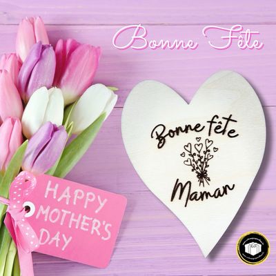 Grand coeur en bois en forme de coeur avec le texte bonne fête maman.