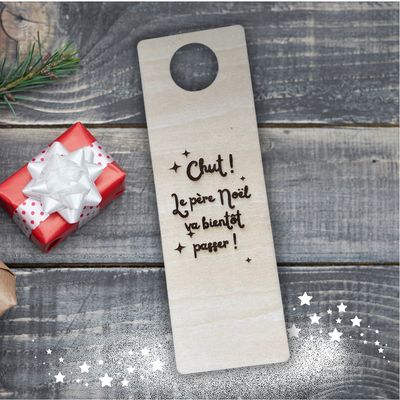 Cette plaque de porte en bois sur le thème de Noël s'accroche à n'importe quelle porte. Personnalisable avec votre texte.