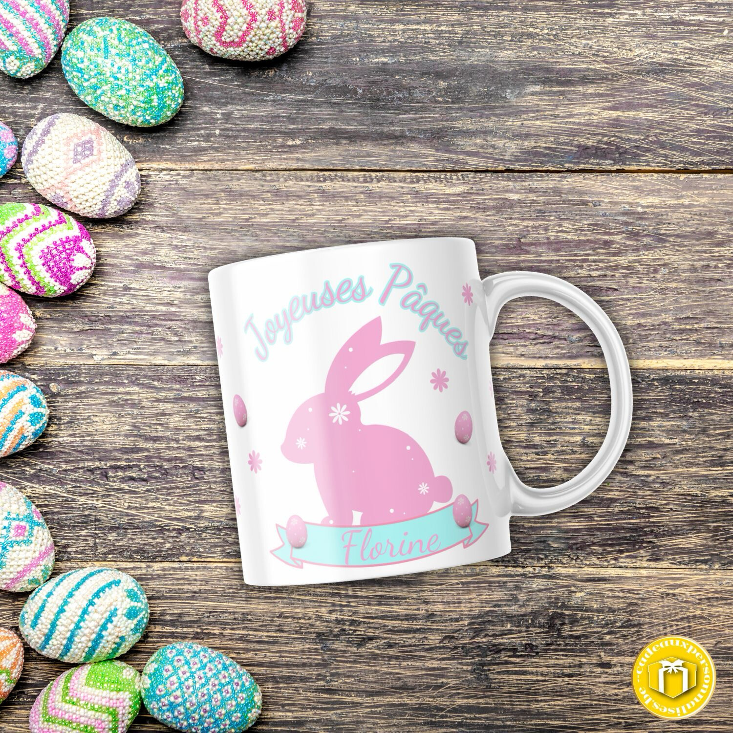 Mug lapin de Pâques rose. Rose brillant à l'intérieur et blanc à l'extérieur à personnaliser avec un prénom.