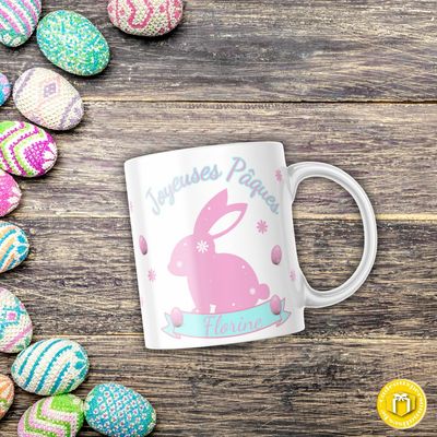 Mug lapin de Pâques rose. Rose brillant à l'intérieur et blanc à l'extérieur à personnaliser avec un prénom.