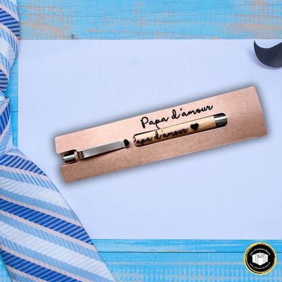 Stylo bambou et sa pochette le tout personnalisé avec le texte papa d'amour