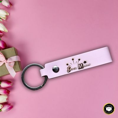 Porte-clés super maman cuir rose Porte-clés en cuir rose personnalisé avec le texte super maman. Disponible avec une pochette personnalisée.