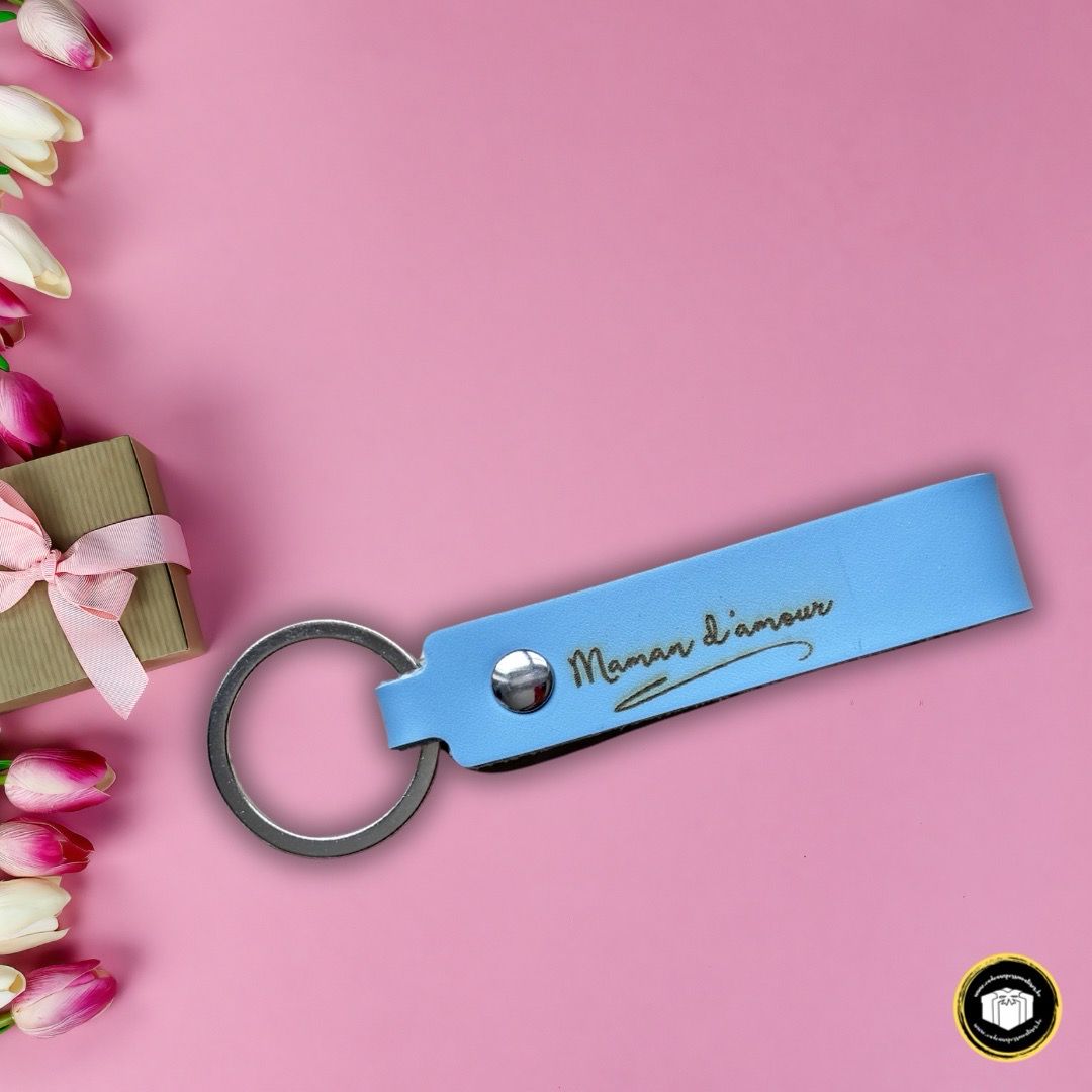 Porte-clés en cuir bleu personnalisé avec le texte maman d'amour. Disponible avec une pochette personnalisée.