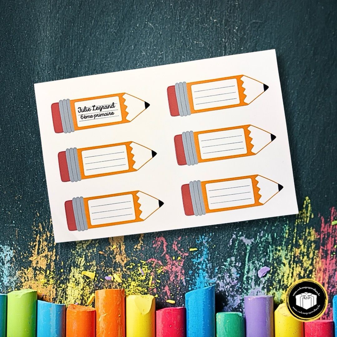 Etiquette autocollante en forme de crayon pour l'école. A coller sur les cahiers, livres, classeurs, journal de classe.