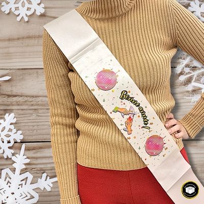 Echarpe en tissu soie brillante fermée avec une couture bonne année. A personnaliser avec votre texte.