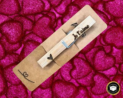 Pince à linge je t'aime avec sa pochette personnalisable.